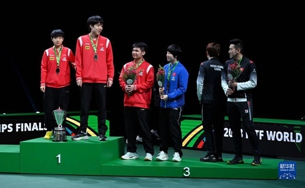 5月26日，冠軍中國組合王楚欽（左二）/孫穎莎（左一）與季軍中國組合林詩棟（左三）/蒯曼（左四）、中國香港組合黃鎮(zhèn)廷（右一）/杜凱琹在頒獎儀式后交流。新華社記者 陶希夷攝