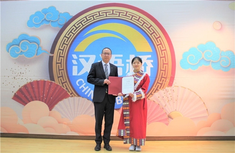 中國銀行首爾分行行長周建軍為大學生組冠軍頒獎并頒發(fā)就業(yè)證書。首爾孔子學院供圖