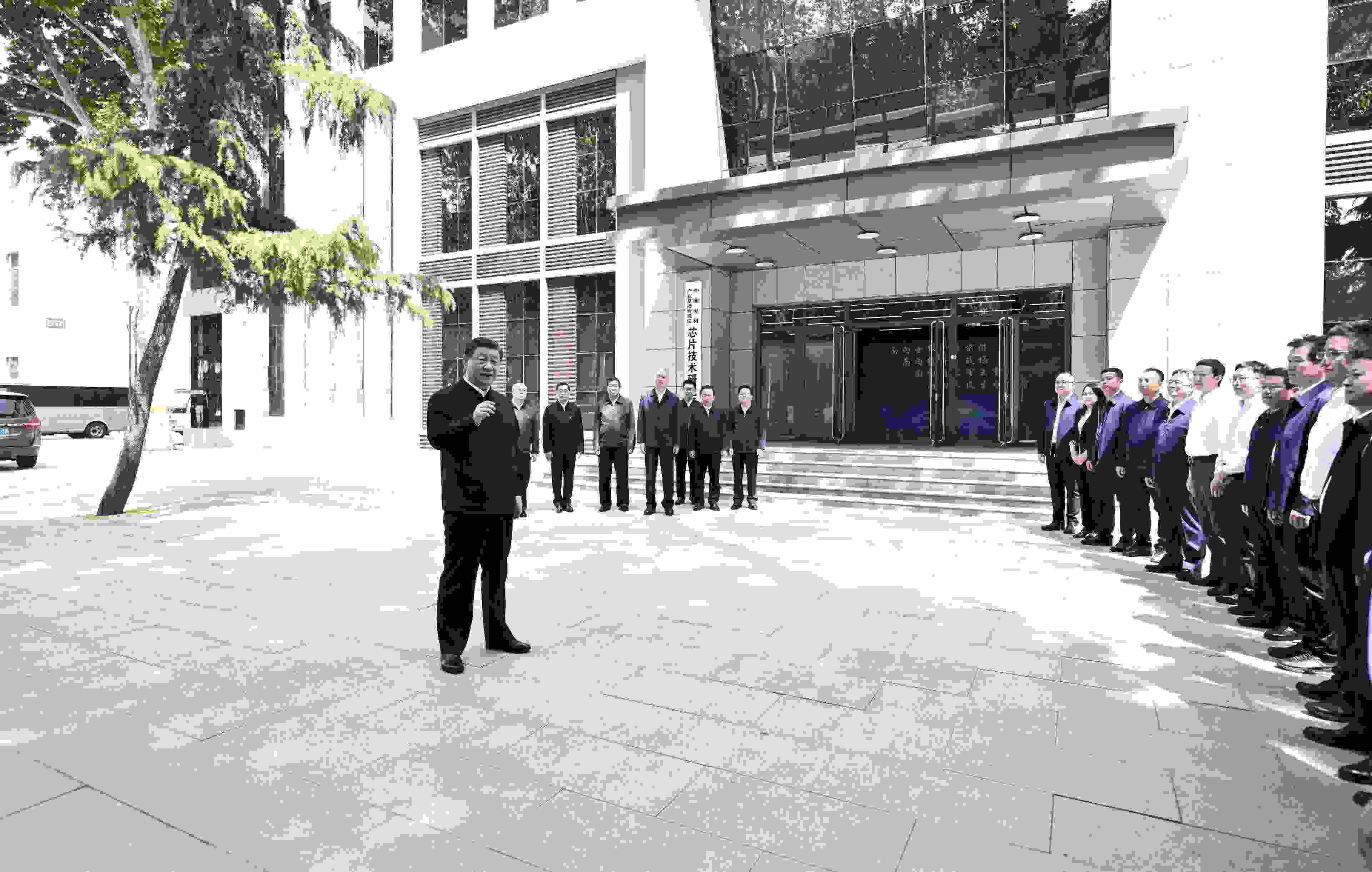 △2023年5月12日，習(xí)近平總書(shū)記在中國(guó)電科產(chǎn)業(yè)基礎(chǔ)研究院同科技工作者交流。