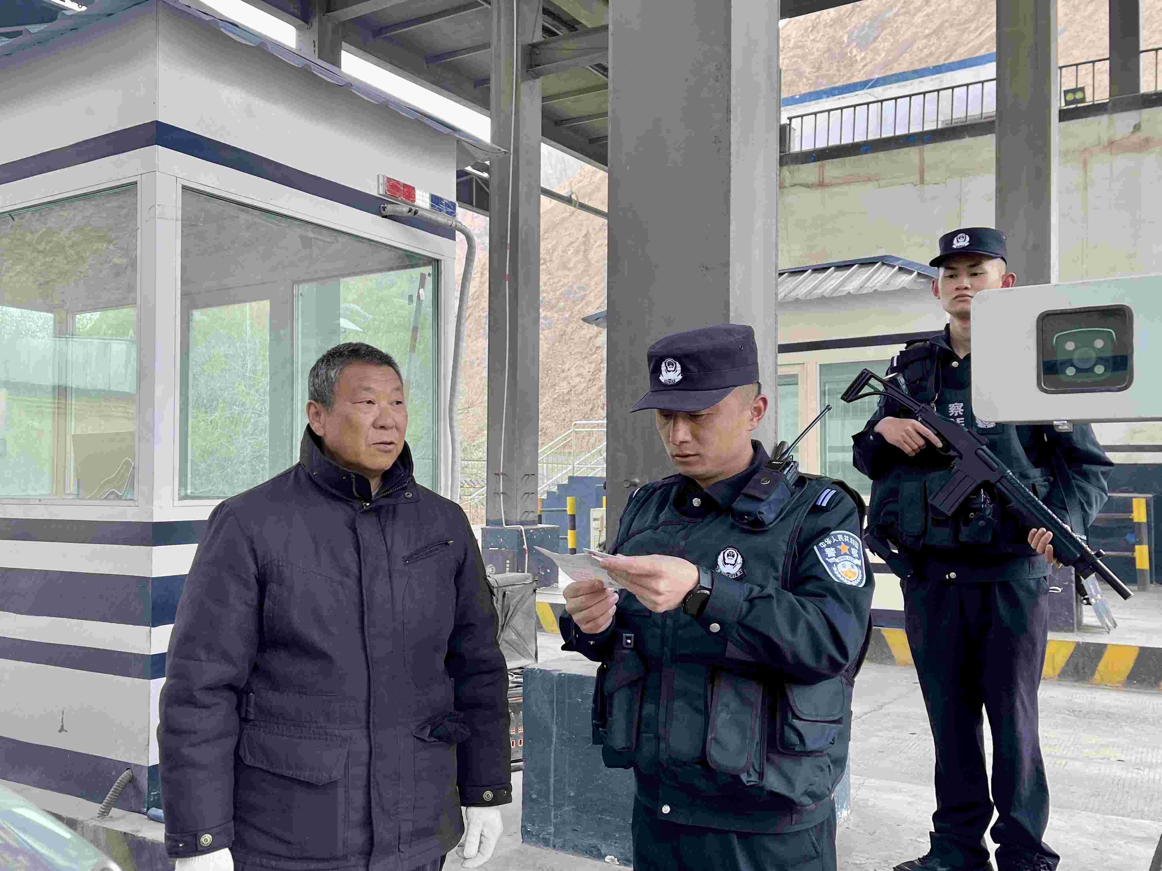 在庫地邊境檢查站，陳暢核對(duì)進(jìn)出邊境管理區(qū)人員信息。人民網(wǎng) 周靜圓攝