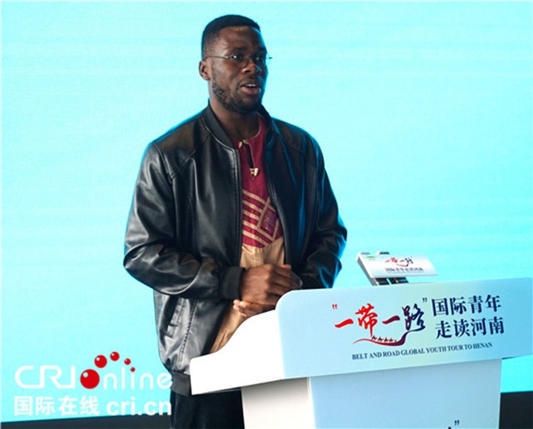 國際青年代表奕曉龍發(fā)言。賈親親 攝