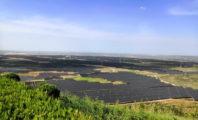 伊金霍洛旗天驕綠能50萬(wàn)千瓦采煤沉陷區(qū)生態(tài)治理光伏發(fā)電示范項(xiàng)目一角。人民網(wǎng)記者 孫博洋攝