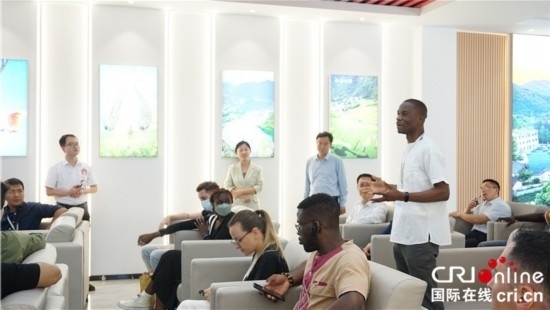 “一帶一路”國際青年走進(jìn)信陽羅山 看“紅”“綠”資源助力鄉(xiāng)村未來_fororder_“一帶一路”國際青年采風(fēng)團(tuán)成員現(xiàn)場(chǎng)提問 攝影 賈親親.JPG