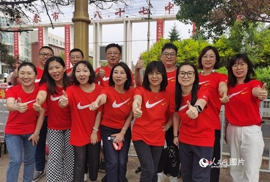 6月7日一早，陽光明媚，天氣涼爽，在長春市第八十七中學(xué)，考生們正陸續(xù)進(jìn)入考場。親友團(tuán)為參加高考的學(xué)子們加油鼓勁。人民網(wǎng)記者 王帝元攝