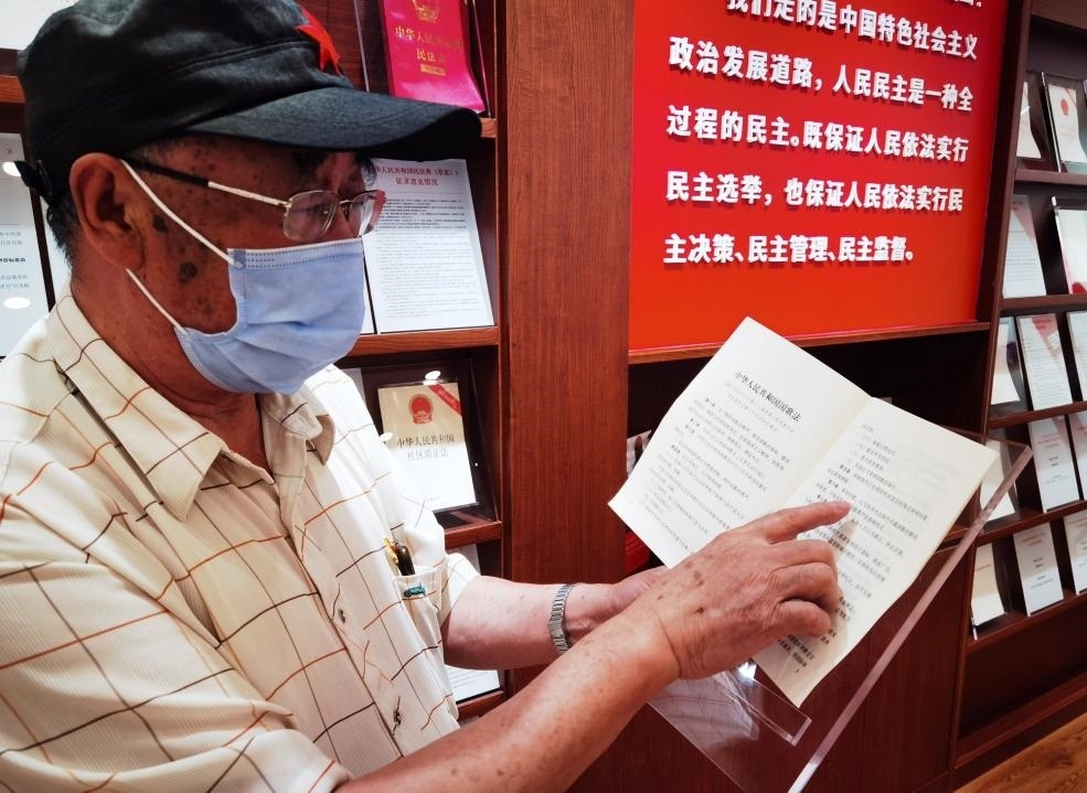 夏云龍給記者展示國歌法修改的內(nèi)容。人民網(wǎng)記者 唐小麗攝