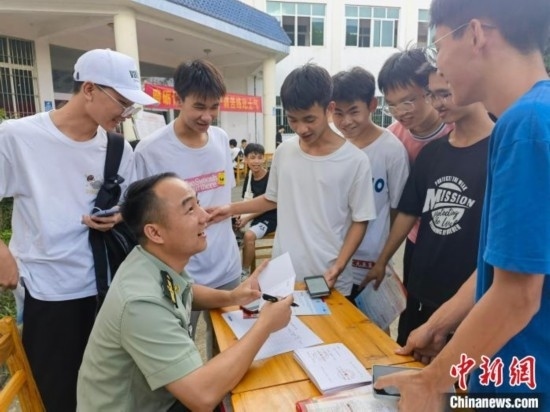 專武干部在講解相關(guān)政策。韋碩 攝