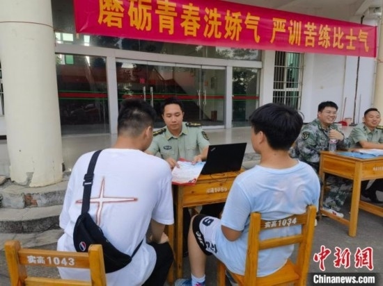 專武干部在講解相關(guān)政策。韋碩 攝