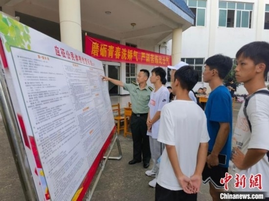 專武干部在講解應(yīng)征體檢標(biāo)準(zhǔn)。韋碩 攝