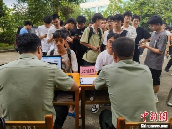 專武干部在發(fā)放兵役登記證。韋碩 攝