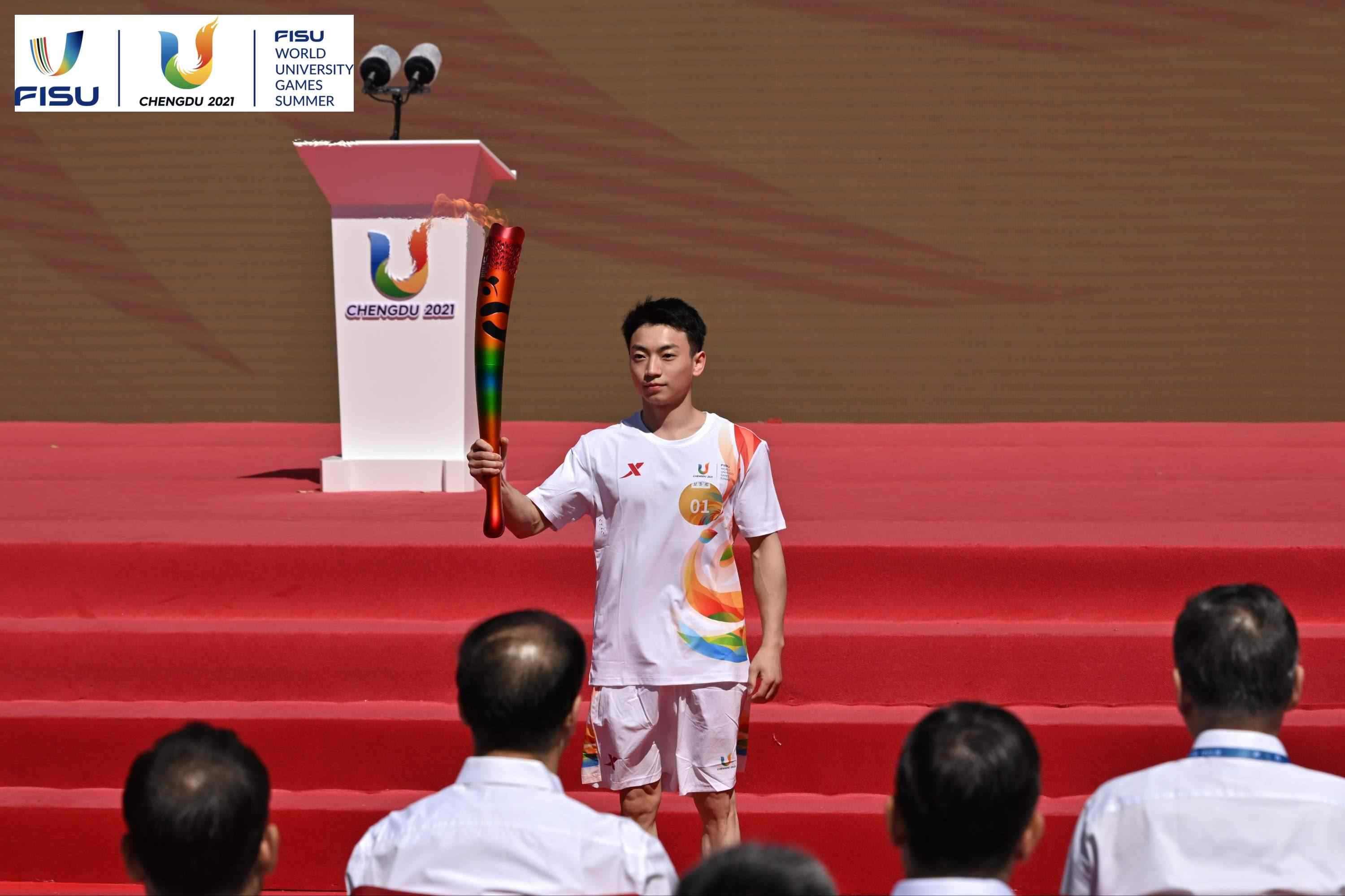 成都大運(yùn)會(huì)火炬手、奧運(yùn)冠軍鄒敬園高舉火炬。 圖片來源：成都大運(yùn)會(huì)執(zhí)委會(huì)供圖