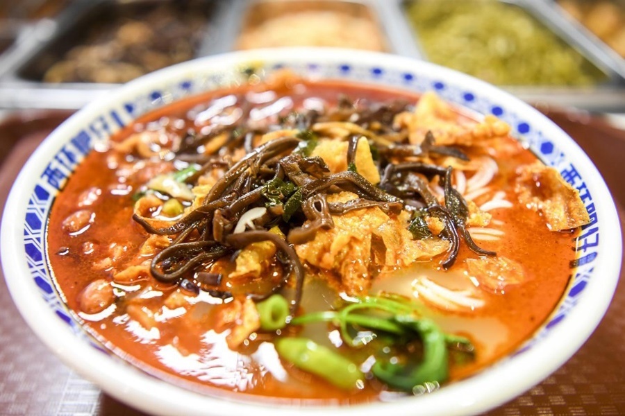 這是廣西柳州市街邊一家螺螄粉店制作的螺螄粉。新華社記者 曹祎銘 攝