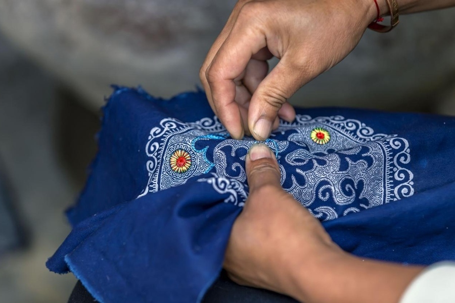 在貴州省黔西市新仁苗族鄉(xiāng)化屋村，村民在制作苗繡。新華社記者 范暉 攝