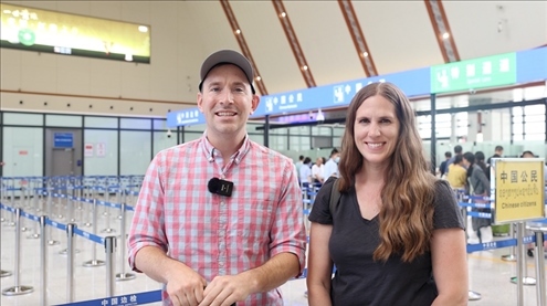 6月13日，來(lái)自美國(guó)的德拉古（Dragoo）夫婦將首次乘坐中老鐵路國(guó)際旅客列車(chē)從中國(guó)出境。李揚(yáng) 攝