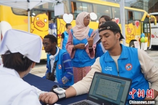 6月13日，在第20個(gè)世界獻(xiàn)血者日前夕，20名在贛留學(xué)生組團(tuán)前往血站獻(xiàn)血。吳迪 攝