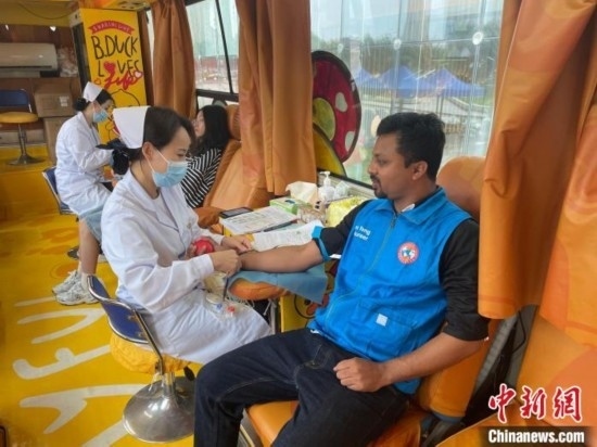 6月13日，在第20個(gè)世界獻(xiàn)血者日前夕，20名在贛留學(xué)生組團(tuán)前往血站獻(xiàn)血。吳迪 攝