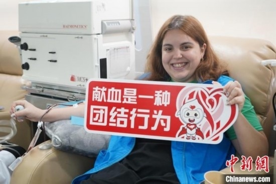6月13日，在第20個(gè)世界獻(xiàn)血者日前夕，20名在贛留學(xué)生組團(tuán)前往血站獻(xiàn)血。吳迪 攝