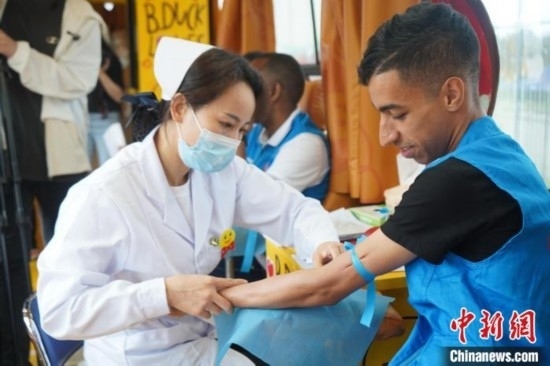 6月13日，在第20個(gè)世界獻(xiàn)血者日前夕，20名在贛留學(xué)生組團(tuán)前往血站獻(xiàn)血。吳迪 攝