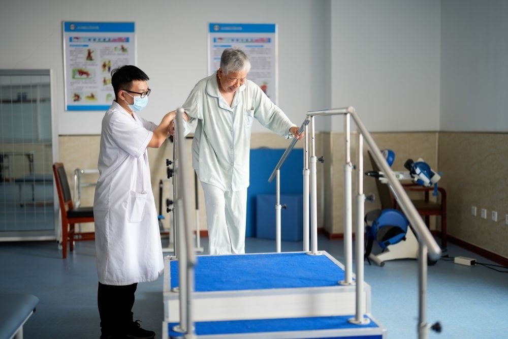 河北省灤南縣一家養(yǎng)老機(jī)構(gòu)的工作人員在指導(dǎo)老人進(jìn)行康復(fù)訓(xùn)練（2023年5月19日攝）。新華社記者 牟宇 攝