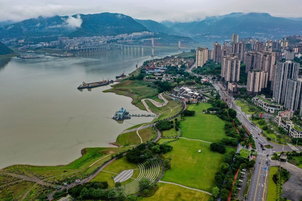 這是2023年6月7日拍攝的位于重慶市云陽(yáng)縣的云陽(yáng)城區(qū)環(huán)湖綠道（無(wú)人機(jī)照片）。當(dāng)?shù)貙⑸鷳B(tài)治理與生態(tài)修復(fù)結(jié)合起來(lái)，兼顧城市旅游和運(yùn)動(dòng)休閑等功能需要，打造環(huán)縣城兩江四岸33公里綠道。新華社記者 唐奕 攝