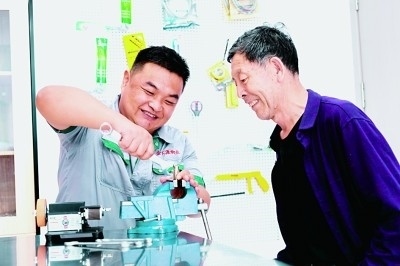 上流佳苑社區(qū)便民服務(wù)中心維修師傅李磊為社區(qū)居民提供服務(wù)。資料圖片