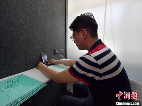 學(xué)生通過“云面試空間”進(jìn)行求職面試。劉棟 攝