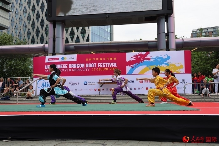 中華武術(shù)表演吸引了眾多英國(guó)觀眾。人民網(wǎng)記者 邢雪攝