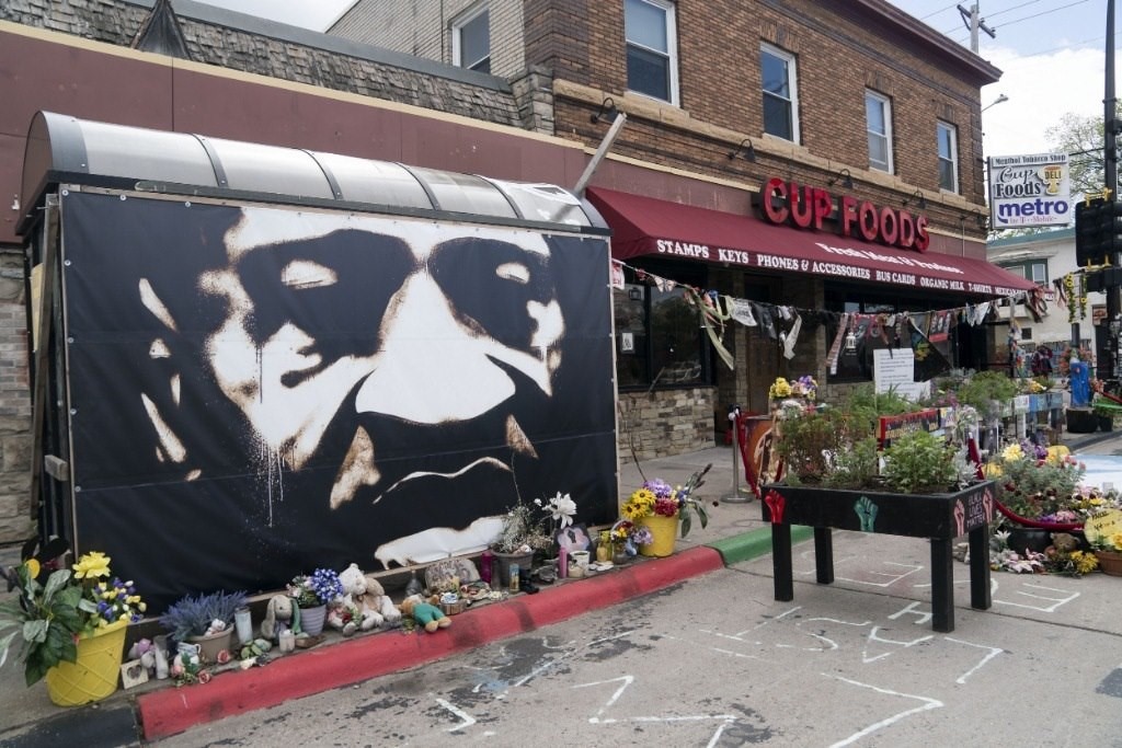 這是2022年5月22日在美國明尼蘇達州明尼阿波利斯市拍攝的弗洛伊德廣場。新華社記者劉杰攝