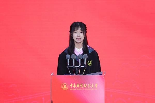 王若研在畢業(yè)典禮上發(fā)言。崔楨楨 攝