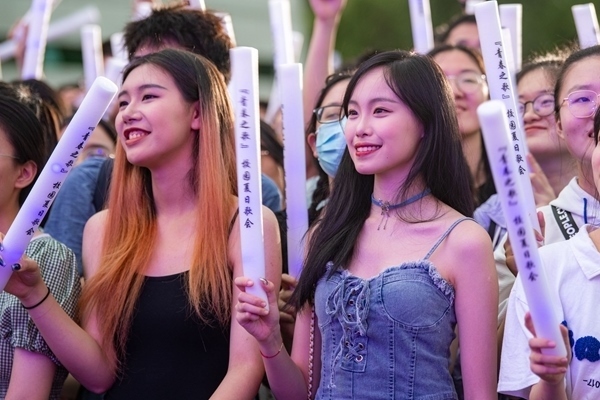 場下觀眾十分熱情。人民網(wǎng)記者 翁奇羽攝