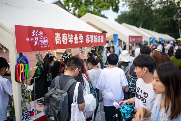 市集現(xiàn)場。人民網(wǎng)記者 翁奇羽攝