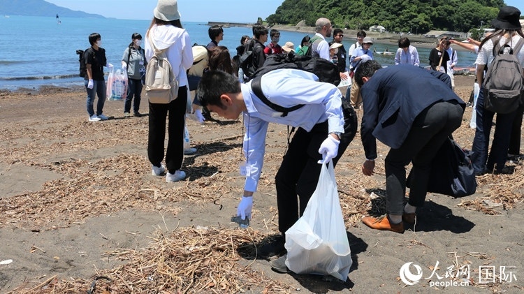 學(xué)生們體驗海岸清掃。人民網(wǎng) 許可攝