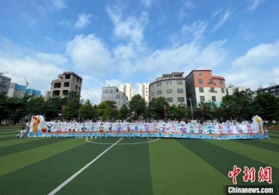 圖為學(xué)生們展示剛完成的長卷。 興業(yè)縣融媒體中心供圖