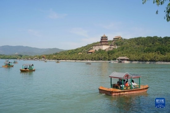 6月22日，游人在北京頤和園乘坐游船。新華社記者 任超 攝