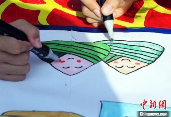 圖為長卷繪畫現(xiàn)場(chǎng)。 興業(yè)縣融媒體中心供圖