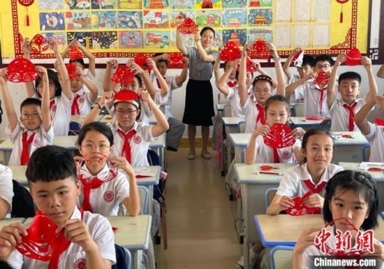 圖為學(xué)生們展示剪紙作品。 興業(yè)縣融媒體中心供圖