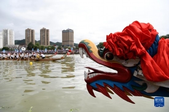 6月23日，在貴州省黔東南苗族侗族自治州施秉縣舉行的獨(dú)木龍舟節(jié)上，獨(dú)木龍舟進(jìn)行比賽。