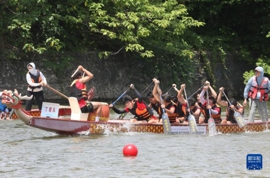6月23日，在江蘇省宜興市舉行的龍舟競渡賽中，參賽選手們奮力拼搏。