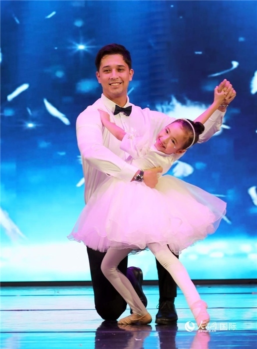 父女共舞“愛的華爾茲”。人民網(wǎng)記者 管克江攝