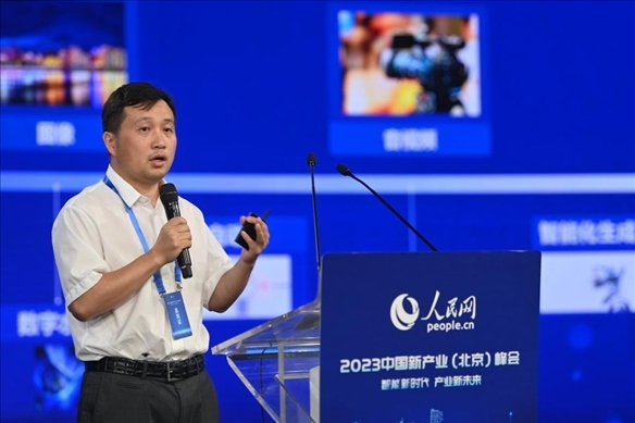 人民中科研究院院長(zhǎng)、首席科學(xué)家李兵發(fā)表主旨演講。人民網(wǎng)記者 于凱攝