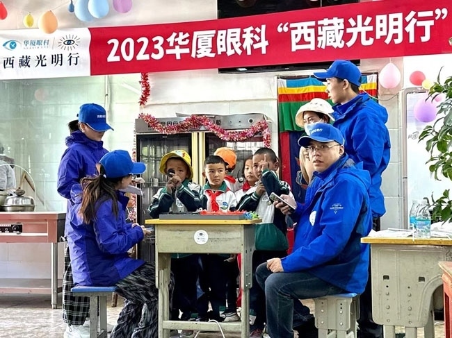 華廈眼科醫(yī)務(wù)人員對(duì)當(dāng)?shù)厣倌陜和M(jìn)行近視、弱視、斜視篩查。人民網(wǎng)記者 李棟攝