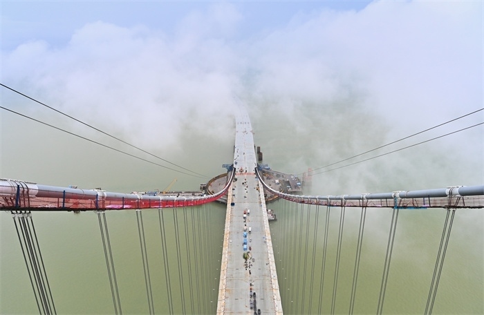 從270米高塔俯瞰深中通道伶仃洋大橋施工現(xiàn)場。（中交集團供圖）