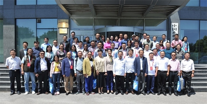 由瀾湄六國有關部門及主流媒體等組成的采訪團與中方代表在瀾湄水資源合作中心門口合影。（瀾湄水資源合作中心供圖）