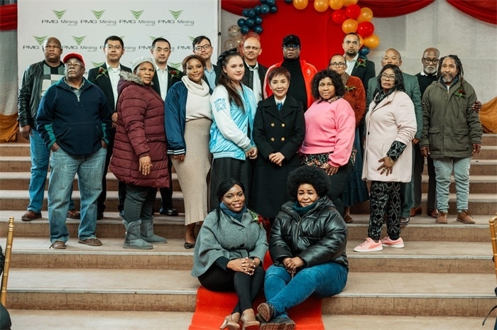 PMG礦業(yè)公司股東和管理團隊和演講嘉賓合影。（圖片來源：廣西大錳南非PMG礦業(yè)有限公司）