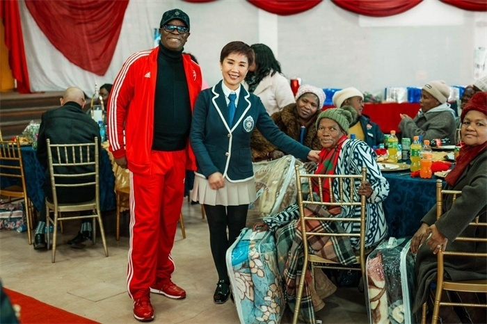 Micheal Mohala中將、黃琳與社區(qū)老人合影。（圖片來源：廣西大錳南非PMG礦業(yè)有限公司）