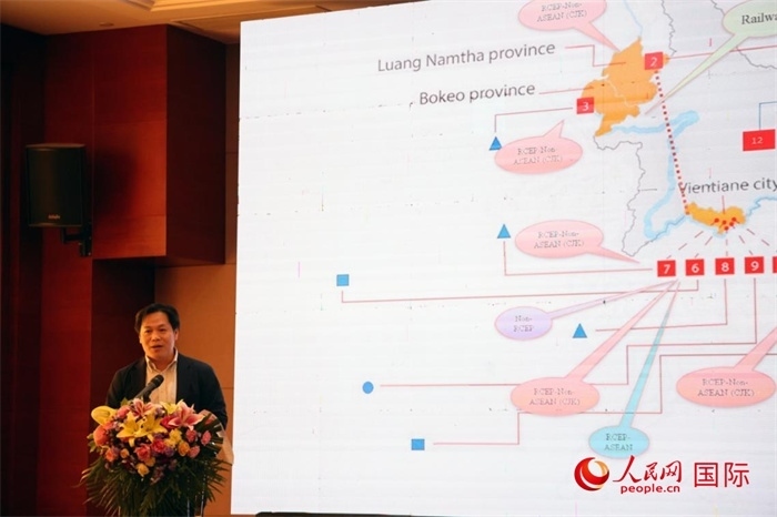 老撾計劃與投資部發(fā)展研究院院長史提羅斯·拉斯福尼在活動現(xiàn)場發(fā)言。人民網(wǎng)記者楊一攝
