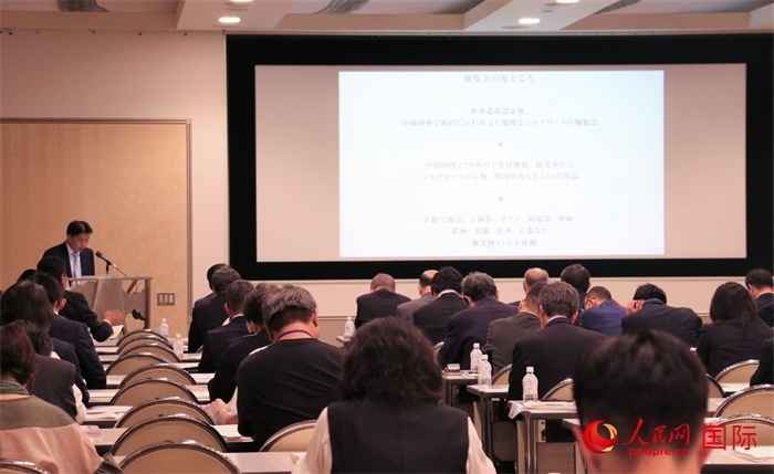 富士美術(shù)館文藝部長平野賢一介紹展覽內(nèi)容。（人民網(wǎng) 許可攝）