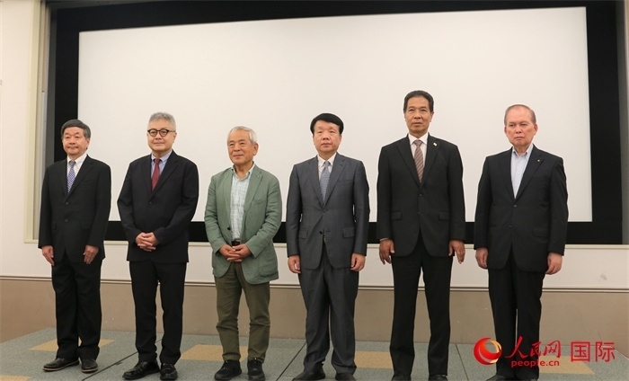 主辦方與嘉賓合影。（人民網(wǎng) 許可攝）