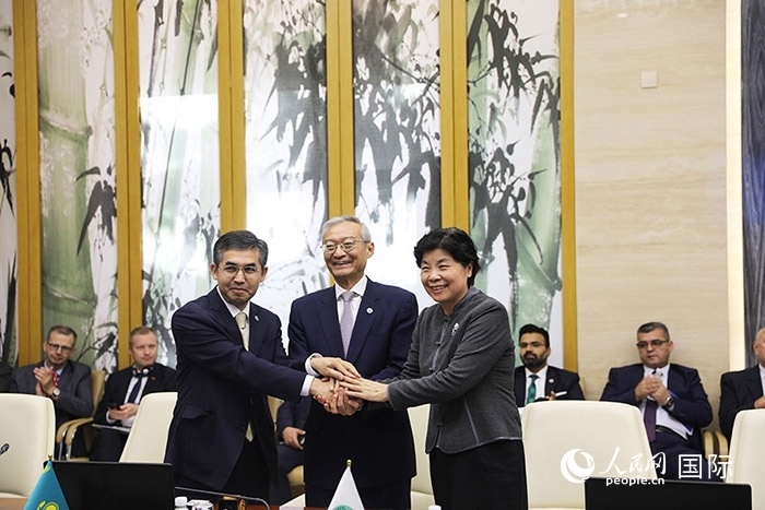 上合組織秘書處、哈駐華使館、上合組織睦鄰友好合作委員會簽署《聯(lián)合行動計劃》。人民網(wǎng) 俄布拉依攝