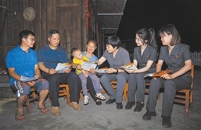 “法治屋場(chǎng)會(huì)”上，法院黨員志愿服務(wù)隊(duì)在給種植戶普及法律知識(shí)。