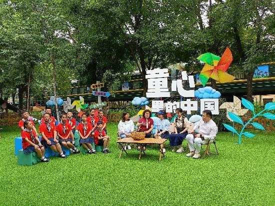 文縣東壩童聲合唱團(tuán)的孩子們在央視大風(fēng)車基地錄制節(jié)目。